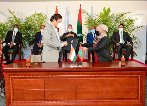 Govt signs contract to build roads in Addu City with Indian aid