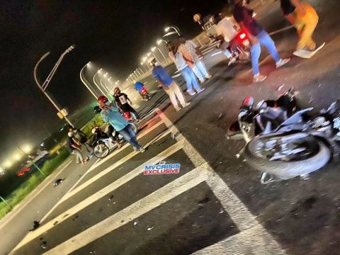 Two motorcycles collide on the bridge, injures two
