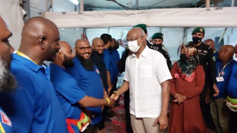 President & First Lady meets Maldivian pilgrims in Mina