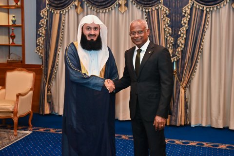 President meets Mufti Menk, praises the beloved Scholar 