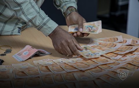 Two expatriates arrested for illegal dollar sale