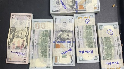 Foreigner arrested for smuggling USD 80,000 out of the country