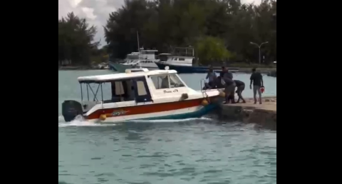4 injured as a launch crashes into the jetty