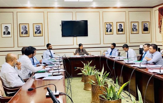 Committee thakah meehun haazirukurumuge kurin 5 dhuvahuge notice eh fonuvanee