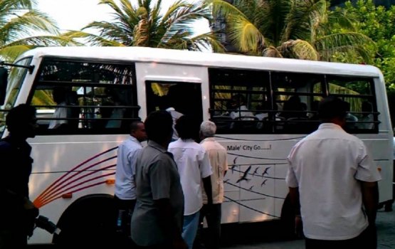 Male thereygai bus dhuvvan ninmmee corruption hingan: Taxi Association