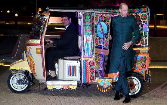 Prince William enmmefahun auto-rickshaw akah!
