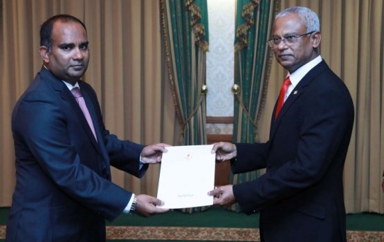 Maru Commissionuge memberu Adam Mohamed isthiufaa dhevaifi 