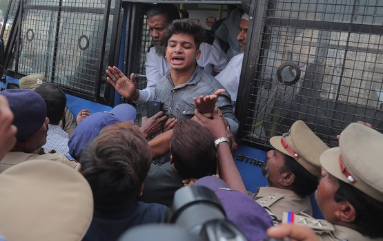 India: 'Olhigen' hayyaru kurevunu meehun 11 dhuvahah fahu minivankoffi 