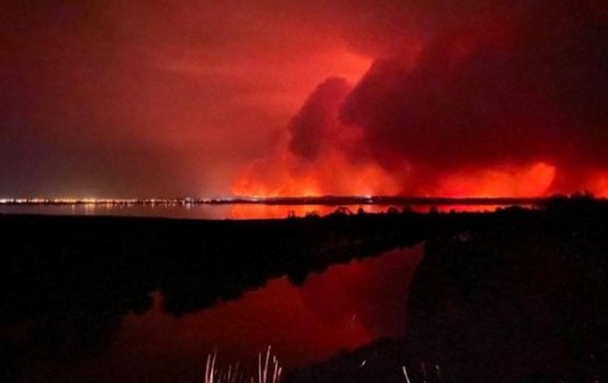 Australians flee to water as blaze hits town