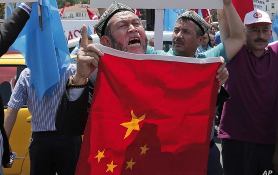 China ge hamala, Uighur activistun ge aailaa thakah!