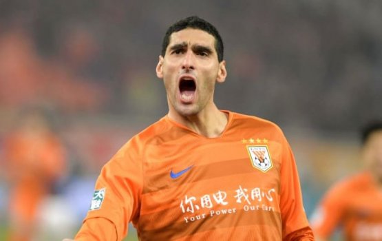 Two close contacts of footballer test negative