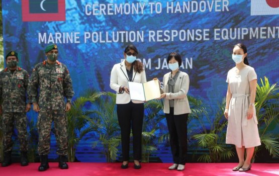 Maldives receives oil-spill prevention equipment from Japam