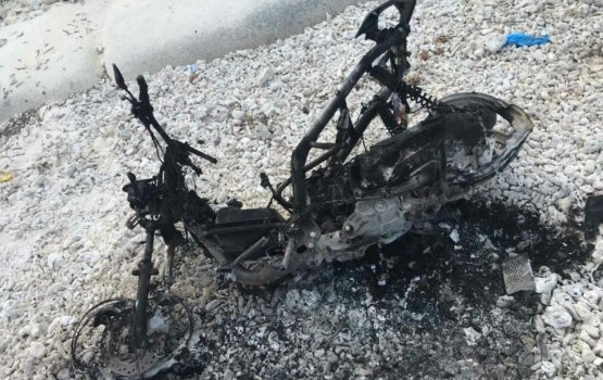Policeman's motorbike set ablaze in GDH. Thinadhoo