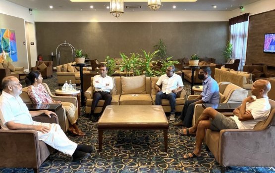 Nasheed makes an informal trip to the UK