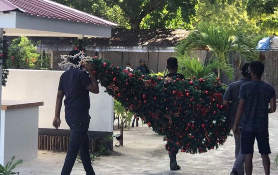 Police remove Christmas Tree from a guesthouse in Maafushi