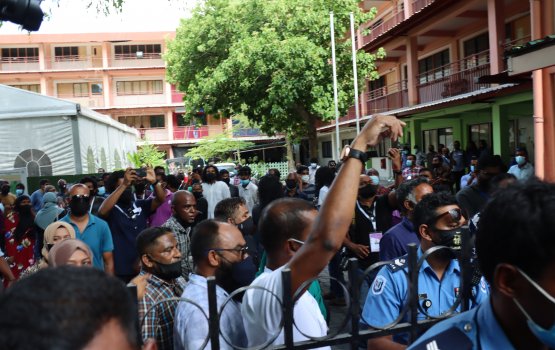 Iyye ECgai hamanujehun hingee Raees Nasheed: Idhikolhu