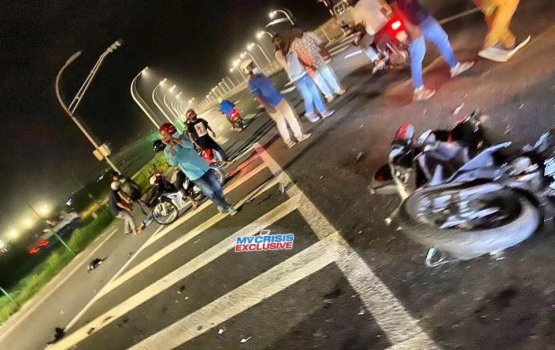 Two motorcycles collide on the bridge, injures two