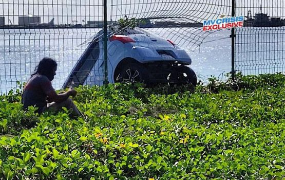 Airport fence falhaala car eh mooda arialhaalaifi