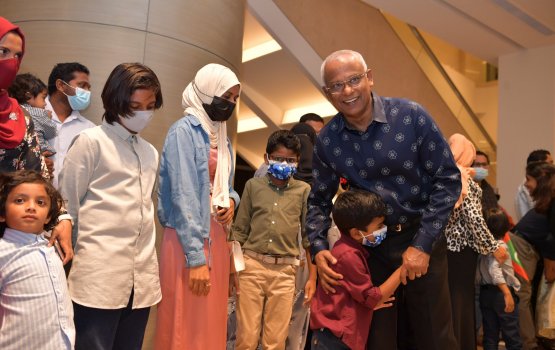 President and First Lady meets Maldivians living in UAE