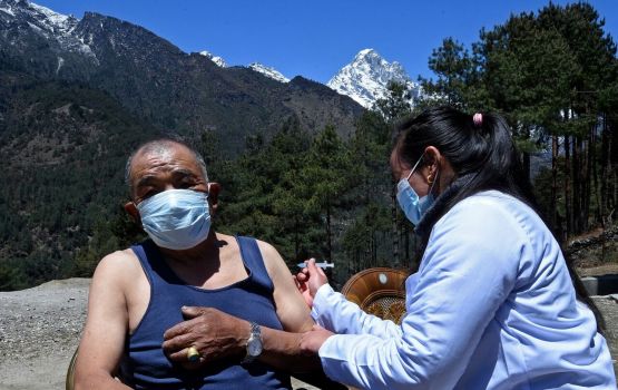 Nepal ge 18 aharunn matheege enmenah April ge kurin COVID vaccine jahanee