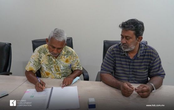 Hiyaa: 2 pharmacy, cafe adhi garment hidhumaih dheyn bayaka havaalukohffi