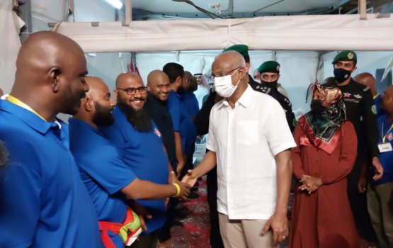 President & First Lady meets Maldivian pilgrims in Mina