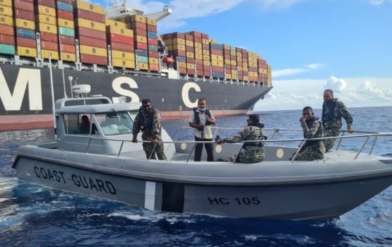 Container ship ehgai huri falhuveriehge haalu dherave, coastguard in ehee vejje