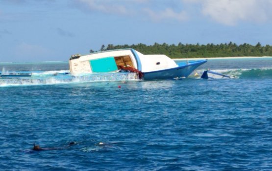 A boat from Gaafaru runs aground a reef with 10 tons of fish