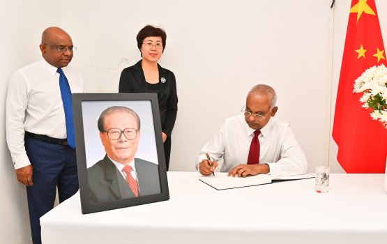 President signs book of condolences for Jiang Zemin
