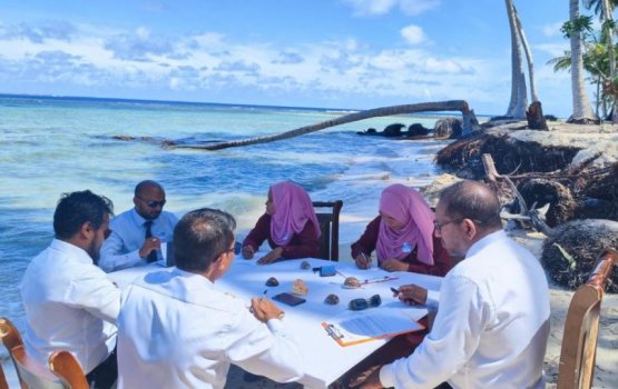 Maamendhoo: Councillors hold meeting at erosion site 