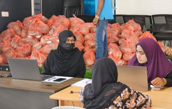 City Council distributes coconut received as a donation
