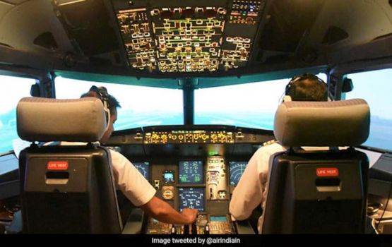 Air India ge cockpit ah anhenaku vedhi massala eh, piolet innai crew in suspend kohffi