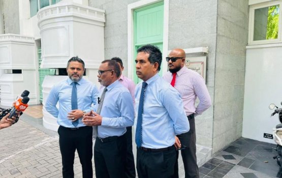 Opp. leaders leave handwritten letter at the President's Office