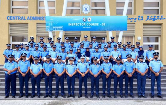 Inspector courhun mathee vana hodhaa fuluhunna ehen gaumuthakuge station thakugai thamreenu vumuge furusathu dheee