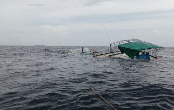 Vessel carrying 13 sinks off Dharavandhoo