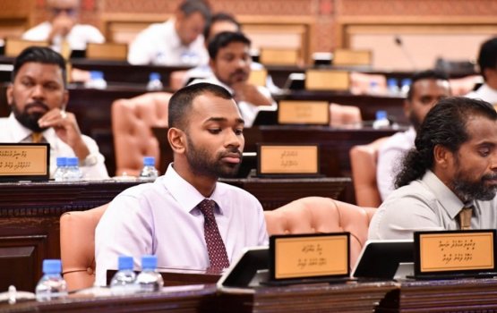 Parliament throws out motion against SC downsizing