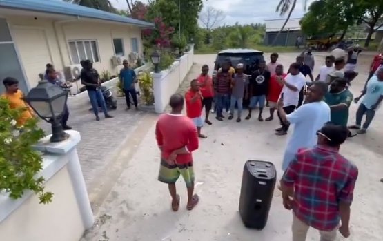 Fishermen stage protests at Kuddoo over unpaid dues