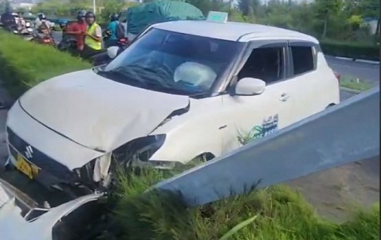 Taxi crashes into highway solar panel poles, driver injured