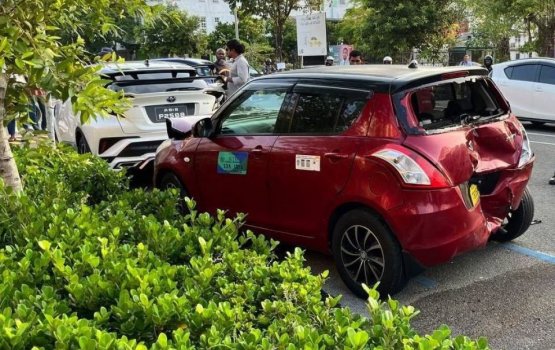 Three-vehicle accident leaves two with minor injuries