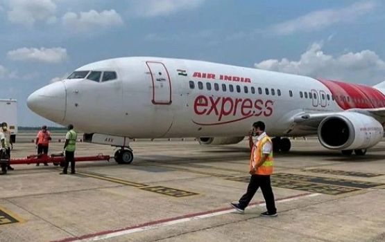 Air India Express ge 300 muvazzafun salaam bune phoneves nivvalaifi
