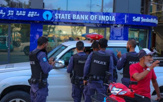 3 locals arrested for threatening 2 policemen