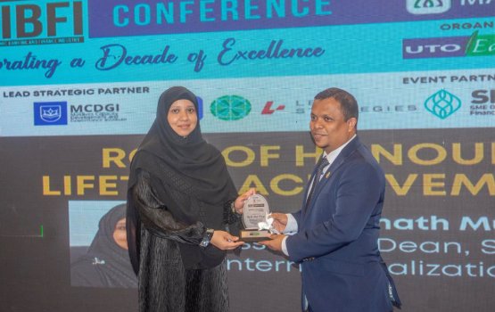 Dr. Muneeza received Lifetime Achivement Award for her services