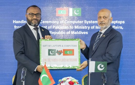 Pakistan in islaamee kanthah thakaa behey vuzaaraa ah 10 computer system aai 7 laptop hadhiyaakohffi 