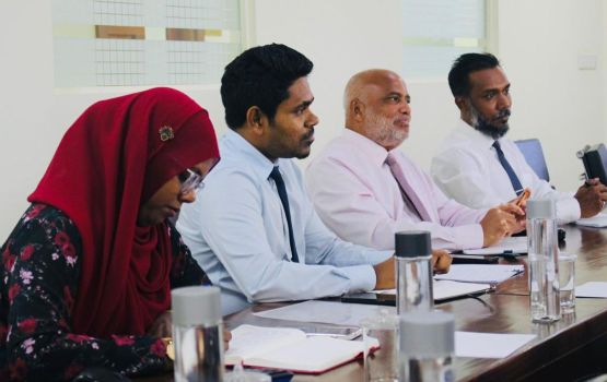 Customs ge muvazzafunnah 100 flat dheyn ninmaifi