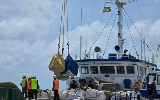 India in mudhaa hifaigen ithuru boat eh Addu ah