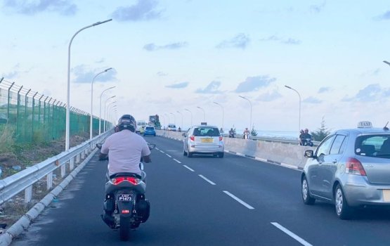 2 motorcycle collide near the airport traffic light on the bridge
