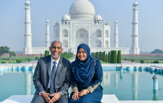 First Couple poses before the picturesque Taj Mahal