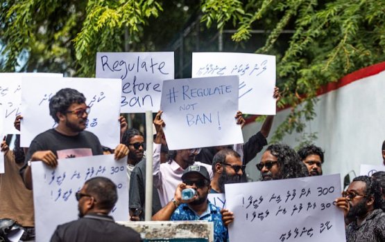 Vaping: Protest staged near the parliament