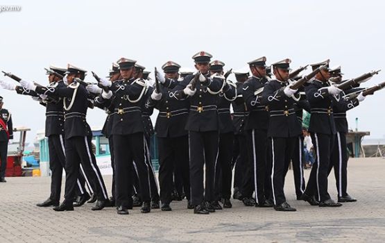 Nasru ge dhuvahaa gulhigen MNDF in kuriah gendhaa military display miadhu haveeru jumhooree maidhaanugai 