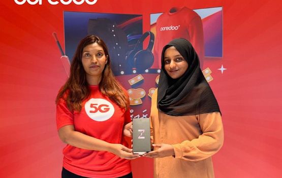 Ooredoo raastas surprise: Moosa Fathuhee ah Samsung Galaxy Zflip phone eh 